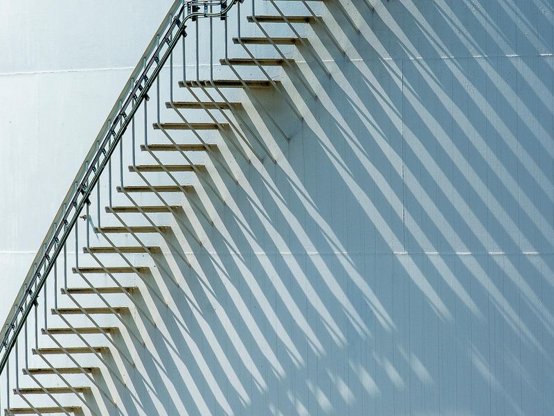 A sequence of exercise steps shown in silhouettes